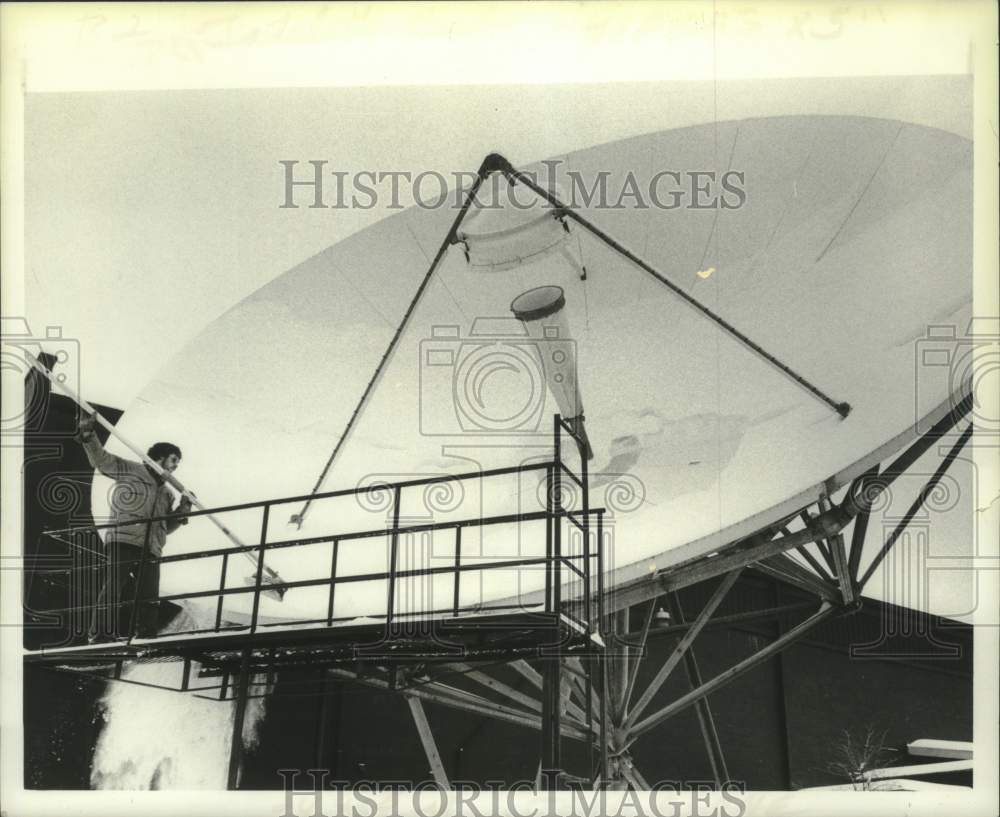 Press Photo Worker cleans satellite dish in Albany, New York - tua16728 - Historic Images
