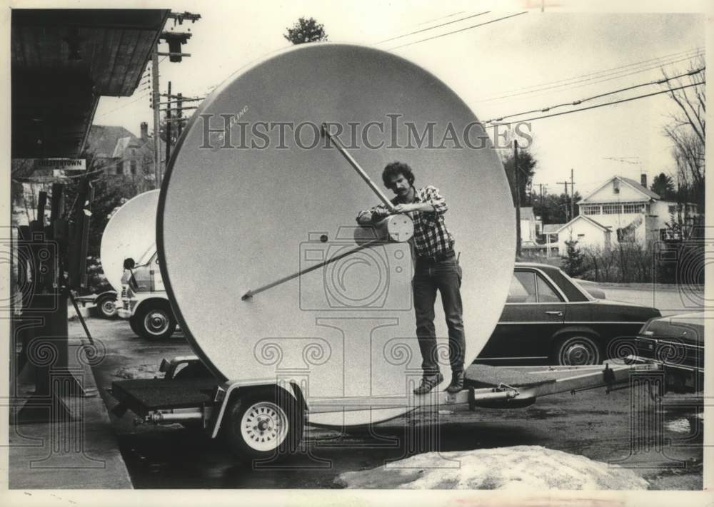 1982 Press Photo David Dobson constructs satellite dish on a trailer in New York - Historic Images