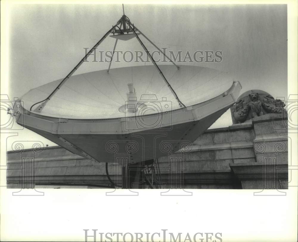 1992 Press Photo Satellite dish on Fleet Nortstar building in Albany, New York - Historic Images