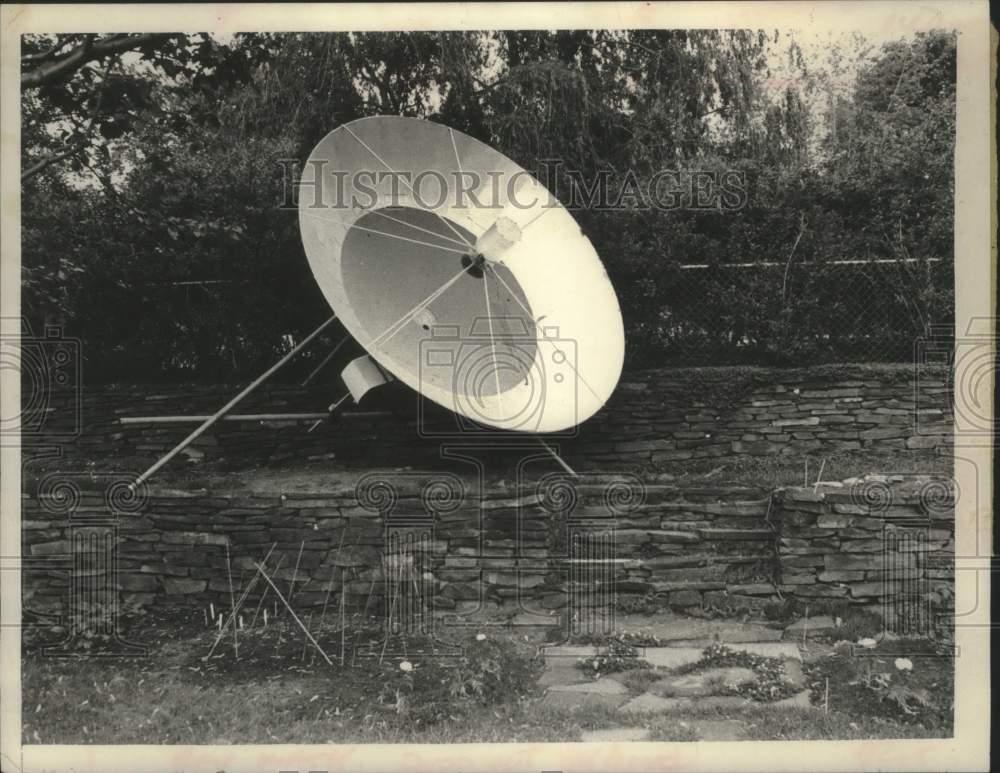 1981 Press Photo Satellite dish on Charming Lane property in Loudonville, NY - Historic Images