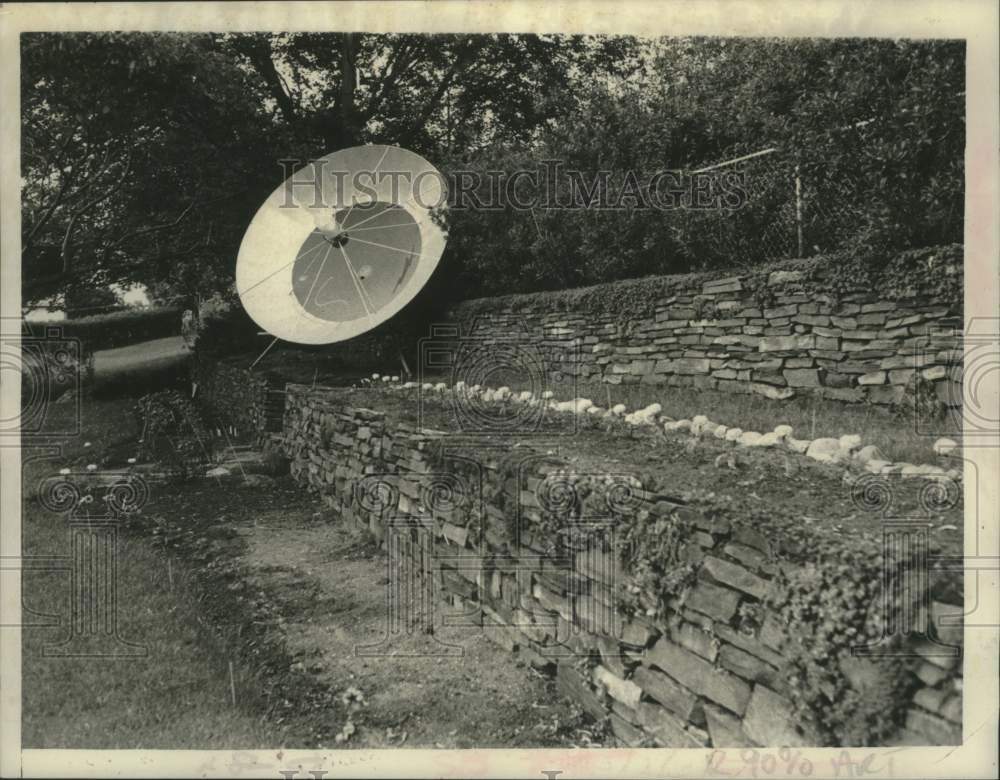 1981 Press Photo Satellite Communications - large dish antenna at residence - Historic Images