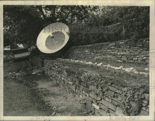 1981 Press Photo Satellite Communications - large dish antenna at residence - Historic Images