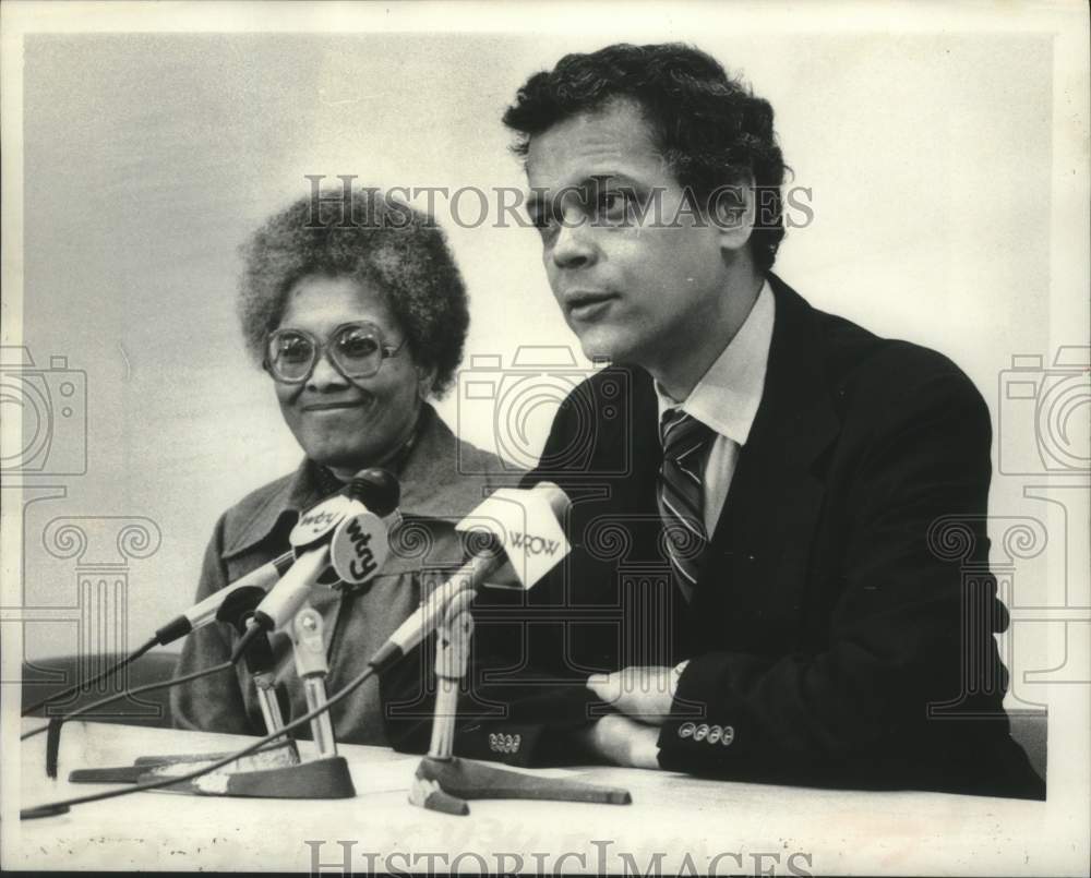 1981 Press Photo Clara Satterfield and Julian Bond speak to reporters in Albany - Historic Images