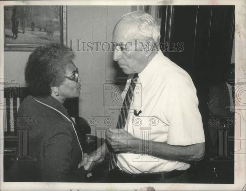 1981 Press Photo Clara Satterfield meets Mayor Corning re: The Springboks - Historic Images