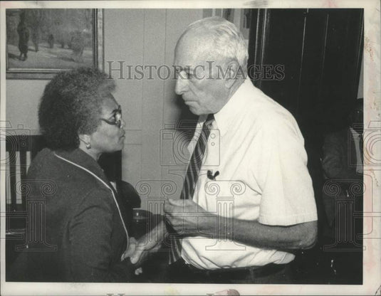 1981 Press Photo Clara Satterfield meets Mayor Corning re: The Springboks - Historic Images