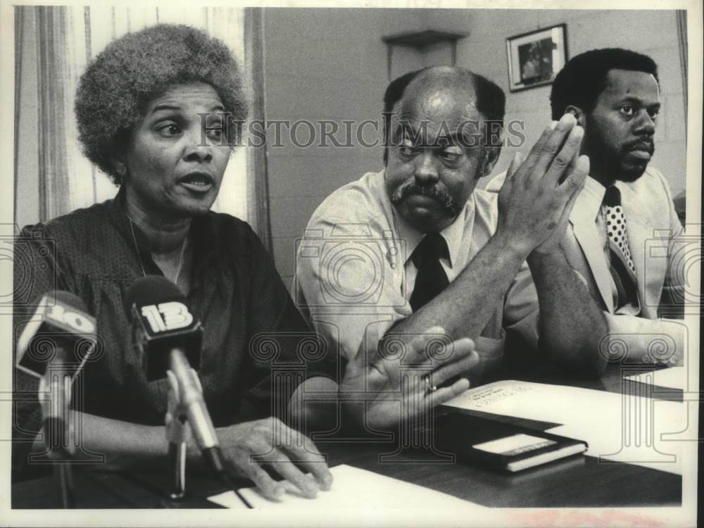 1982 Press Photo Clara Satterfield speaks to reporters at Urban League, Albany - Historic Images