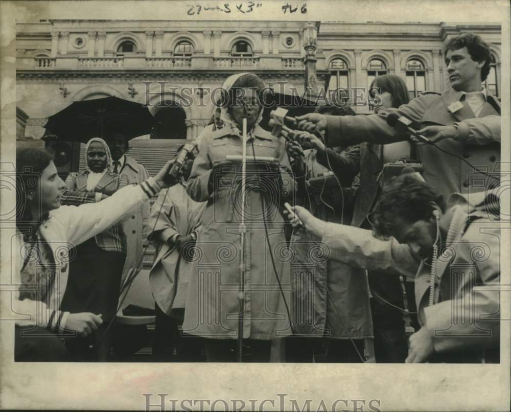 1981 Press Photo Clara Satterfield speaks to reports in the rain - tua16749 - Historic Images