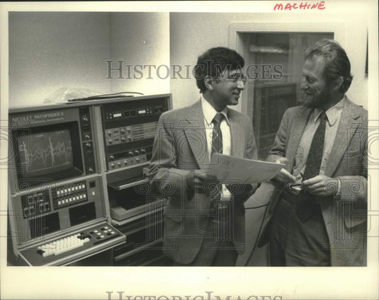 1983 Press Photo Dr's Satya Murti and Arnold Starr at Med look at results - Historic Images
