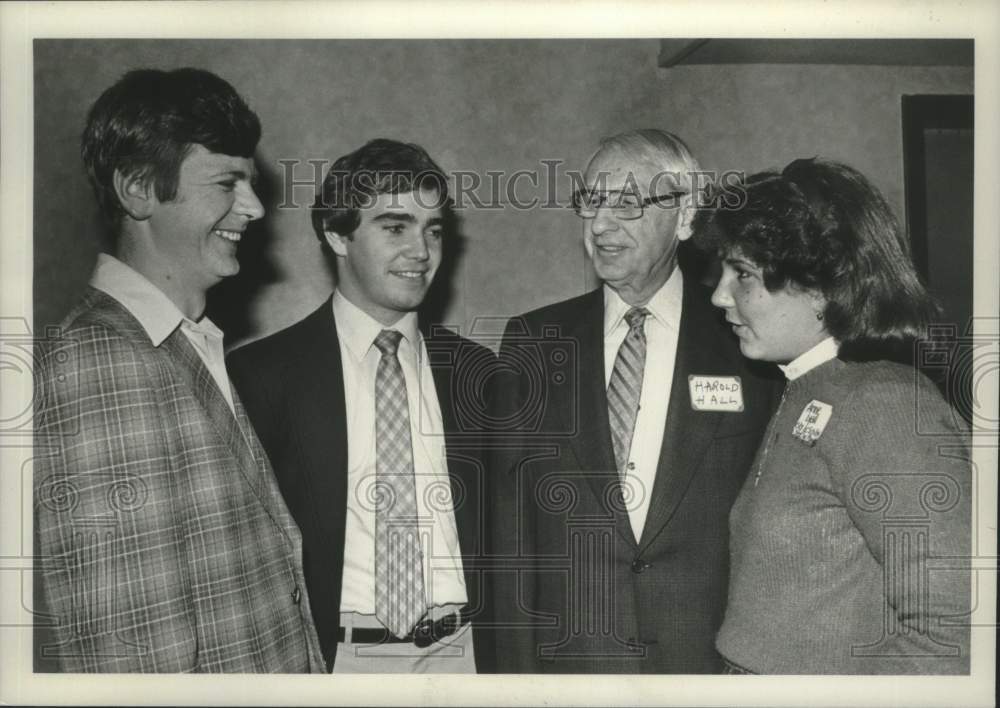 1981 Press Photo Albany New York Merchant members talk about safety in street - Historic Images