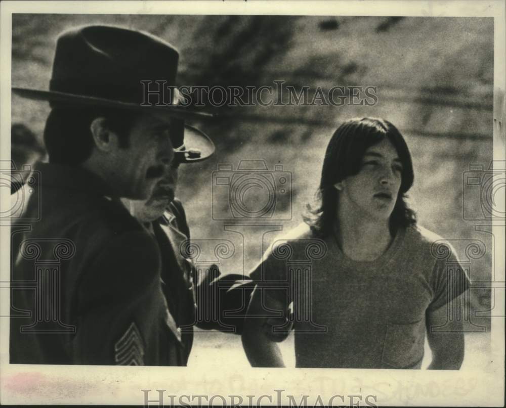 1982 Press Photo Deputies lead Edgar G Saunders to Brunswick Town Court, NY - Historic Images