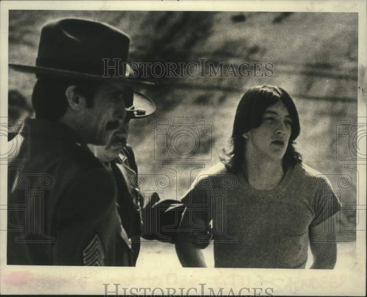 1982 Press Photo Deputies lead Edgar G Saunders to Brunswick Town Court, NY - Historic Images