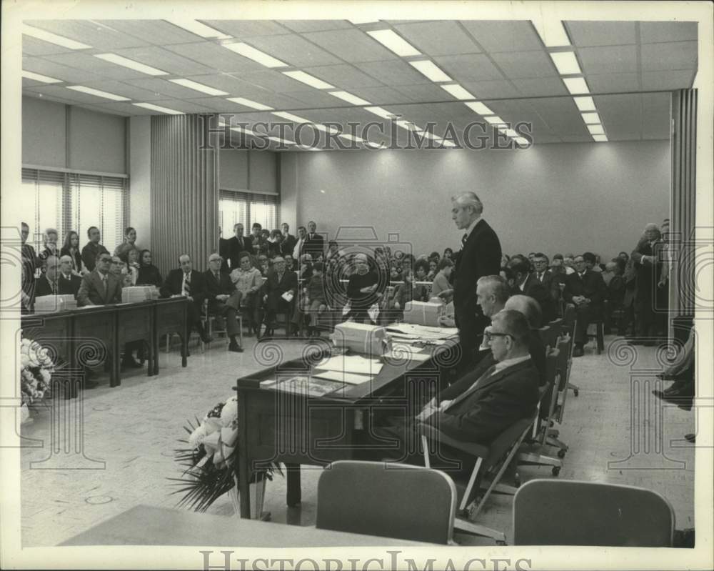 Press Photo Large crowd gathers for hearing - tua16763 - Historic Images