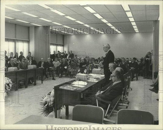 Press Photo Large crowd gathers for hearing - tua16763 - Historic Images