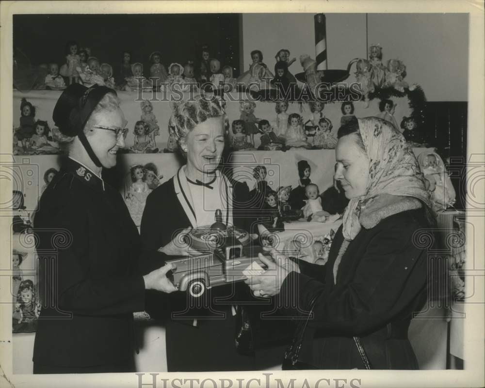 1961 Press Photo Salvation Army members give toys to woman - tua16778-Historic Images