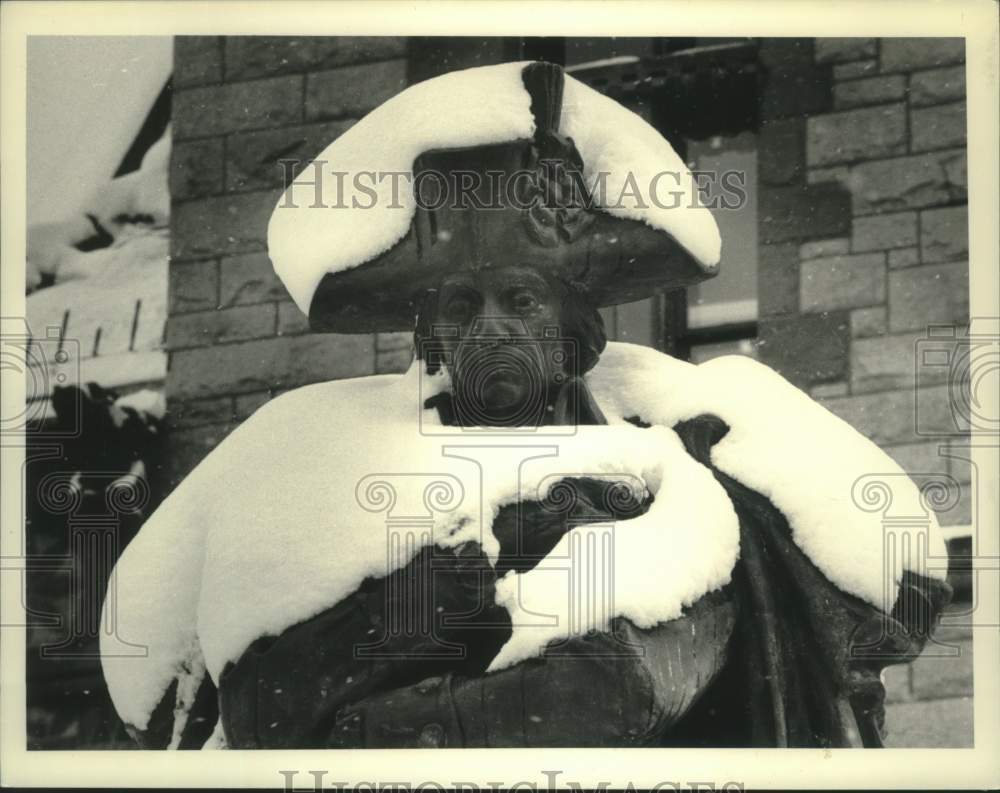 1988 Press Photo Snow covers Phillip Schuyler statue outside city hall, Albany - Historic Images
