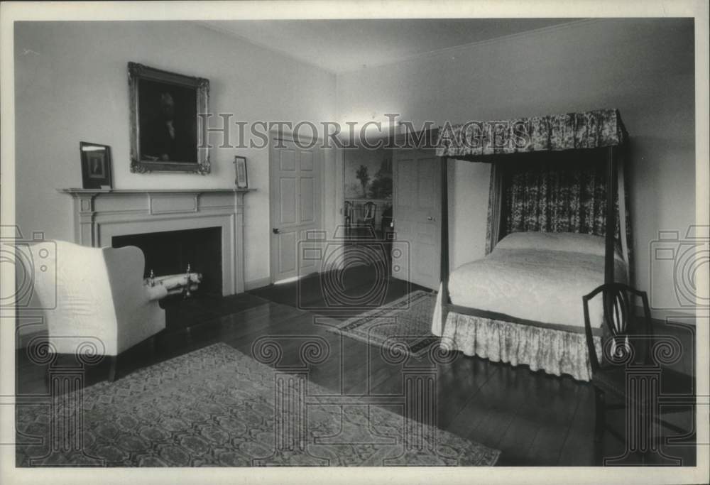 Press Photo Interior photo back guest room in house - tua16795 - Historic Images