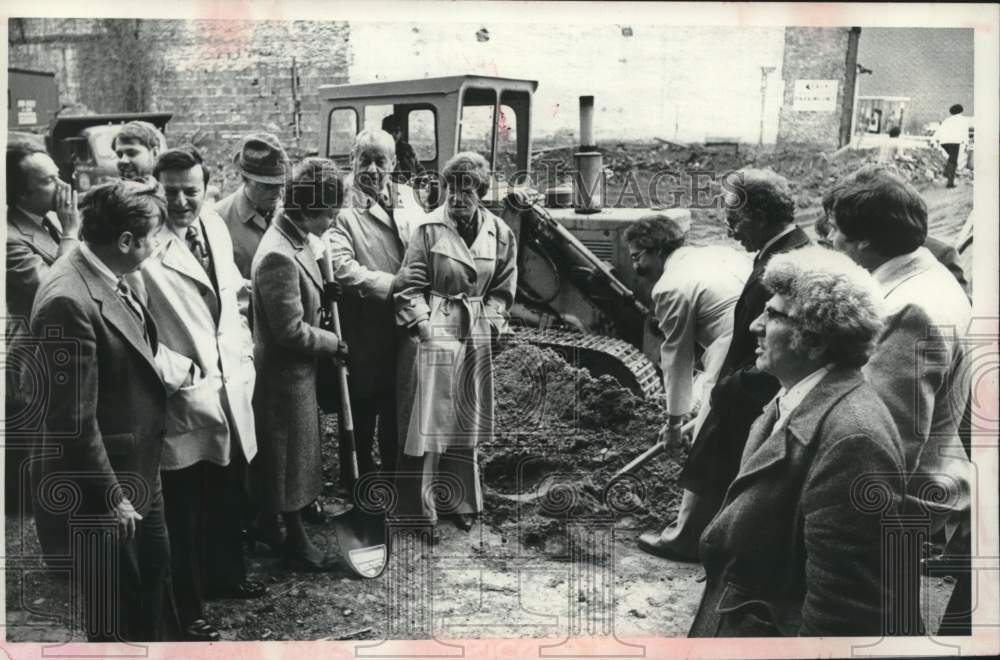 1979 Press Photo Ground breaking ceremony for 400 Plaza Project, Schenectady NY - Historic Images