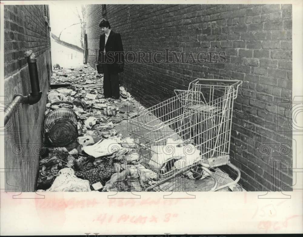 1978 Press Photo Lou Lezzi looks at garbage dumped in City Theater Distict - Historic Images