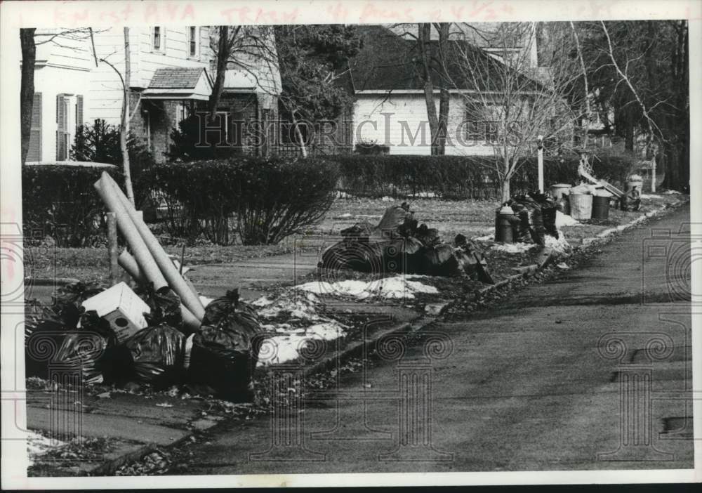 1980 Press Photo Garbage piled up since Thanksgiving on Keyes Ave, Schenectady - Historic Images