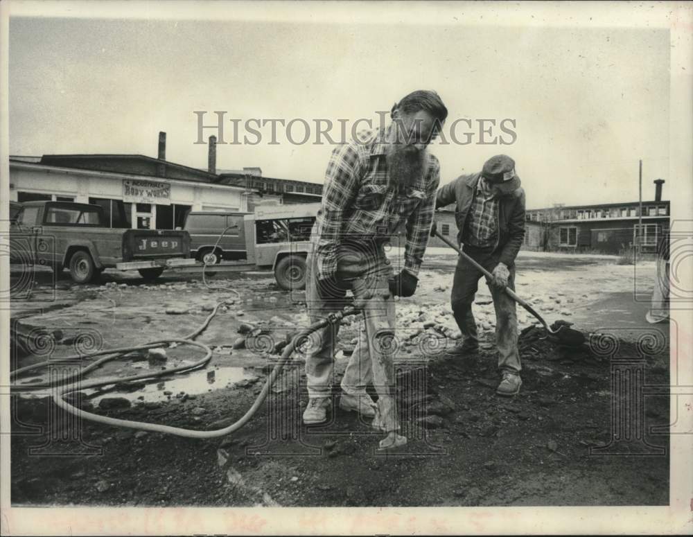 1981 Press Photo Workers use jackhammer to break up concrete in Schenectady, NY - Historic Images