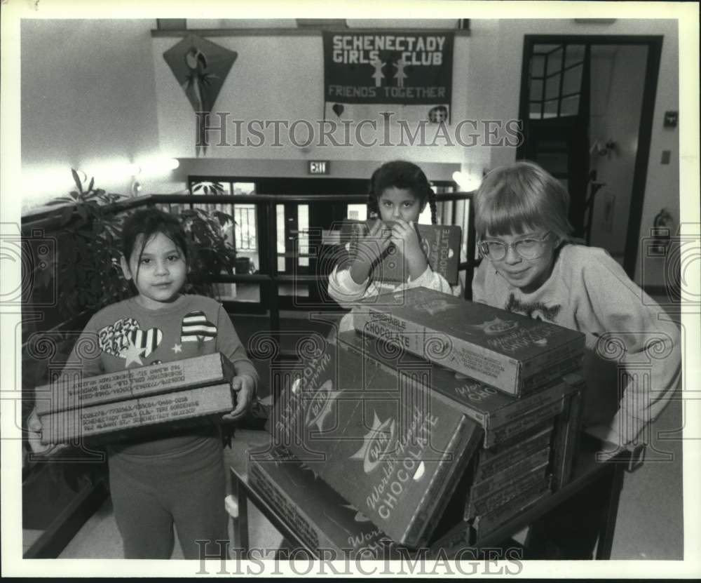 1990 Press Photo Schenectady, New York Girls Club members prep for candy sale - Historic Images