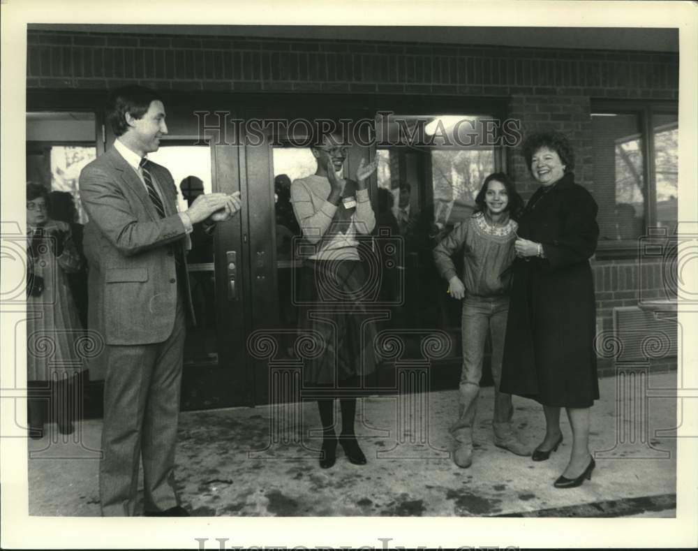 1986 Press Photo Ribbon cutting ceremony at Schenectady, New York Girls Club - Historic Images