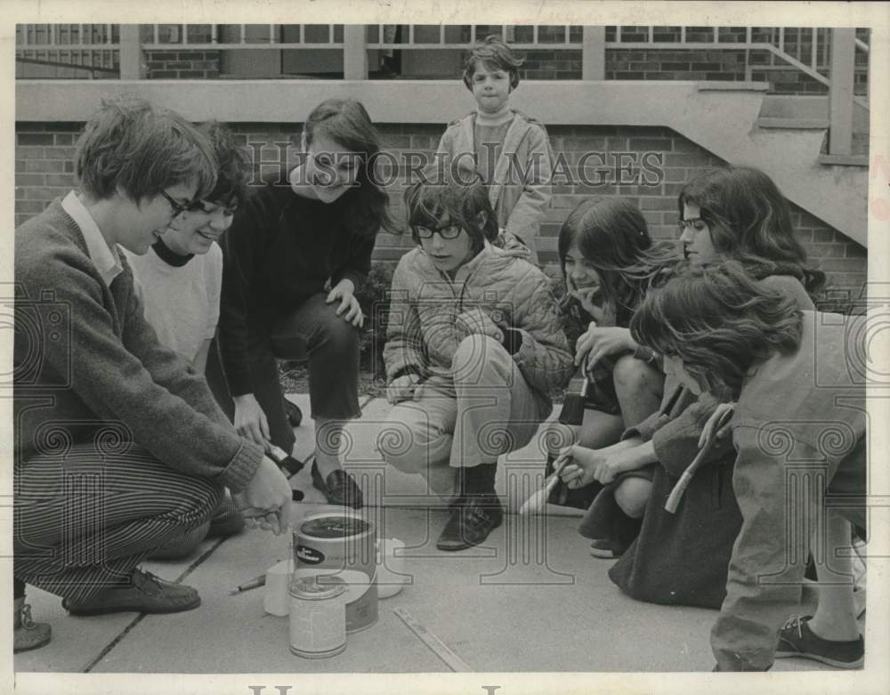 Press Photo Schenectady, New York Girls Club members prepare to paint sidewalk - Historic Images