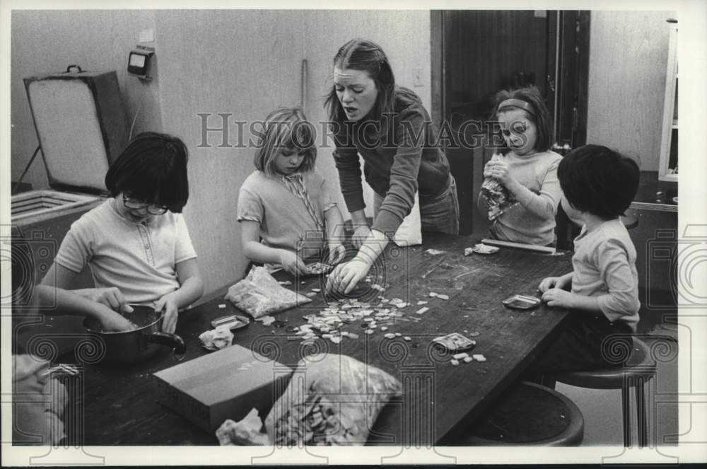 1979 Press Photo Schenectady, New York Girls Club members make mosaic coasters - Historic Images