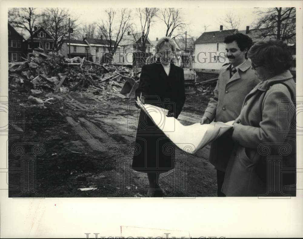 1984 Press Photo Schenectady, New York Girls Club officials examine blueprints - Historic Images