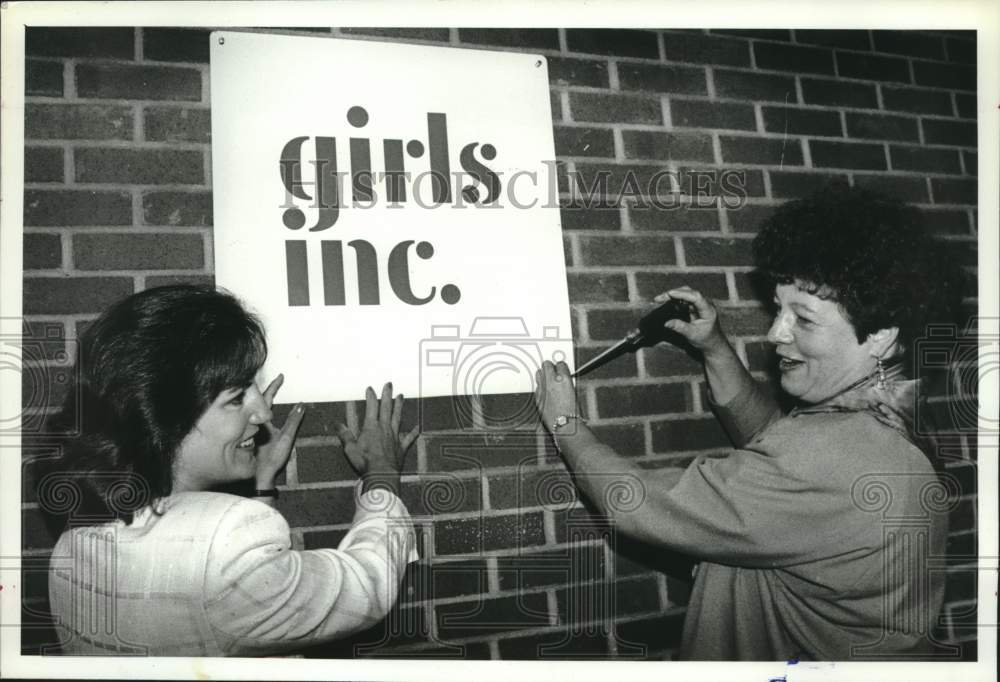 1990 Press Photo Schenectady, New York officials hang new Girls Inc. sign - Historic Images