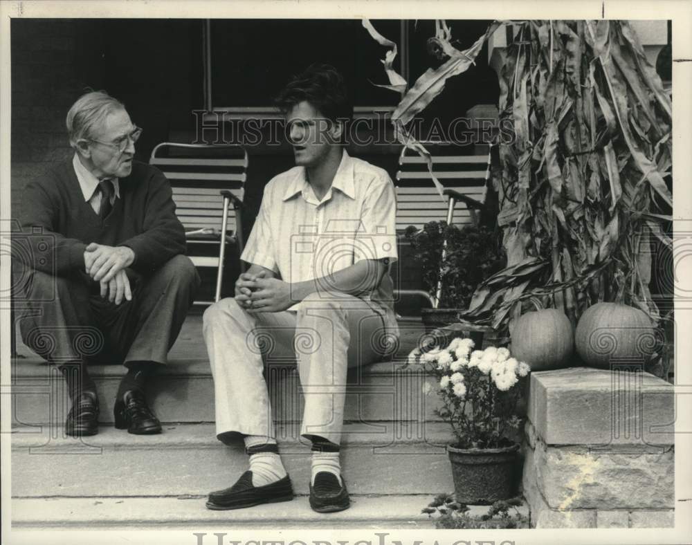 1984 Press Photo Residents talk on porch of Schenectady, New York halfway house - Historic Images