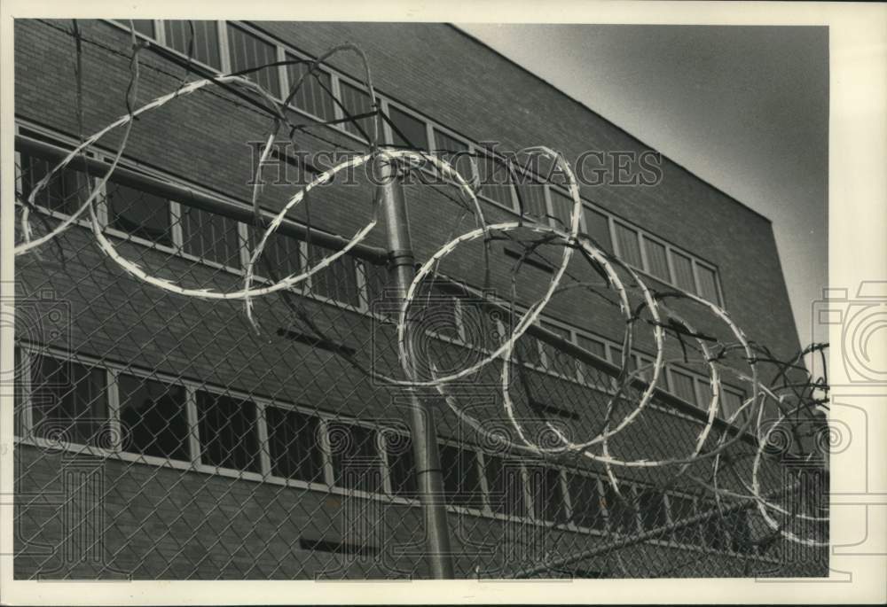 1984 Press Photo Concertina wire tops fence at Schenectady, New York County Jail - Historic Images