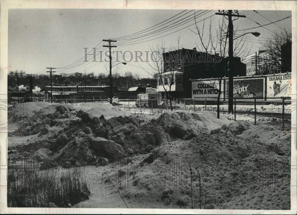 1979 Press Photo Snow dumping site for Schenectady, NY snow removal crews - Historic Images