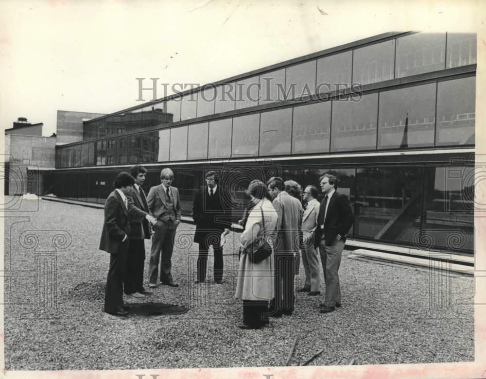 1979 Press Photo Officials gather on roof of Schenectady, New York skating rink - Historic Images