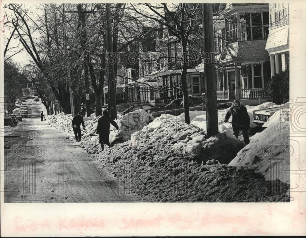 1979 Press Photo Park Avenue residents shovel snow in Schenectady, New York - Historic Images