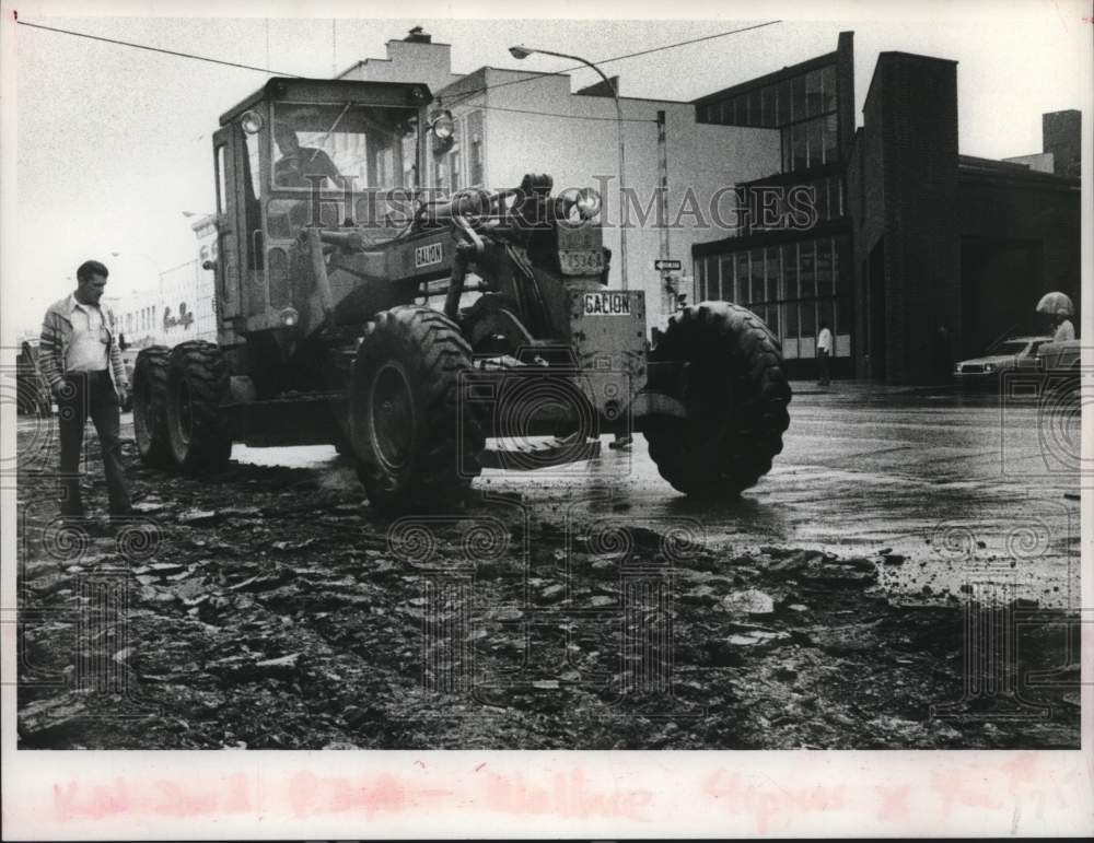1980 Press Photo Schenectady, NY work crew prepares to resurface State Street - Historic Images