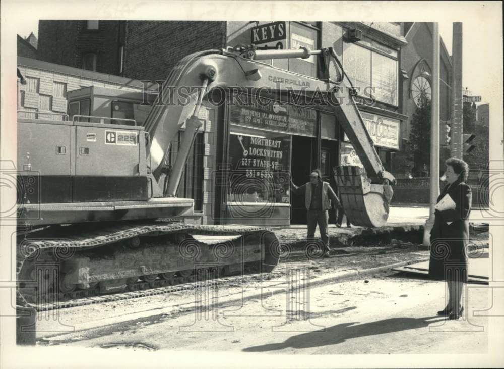 1984 Press Photo Schenectady, NY Mayor Karen Johnson visits construction site - Historic Images