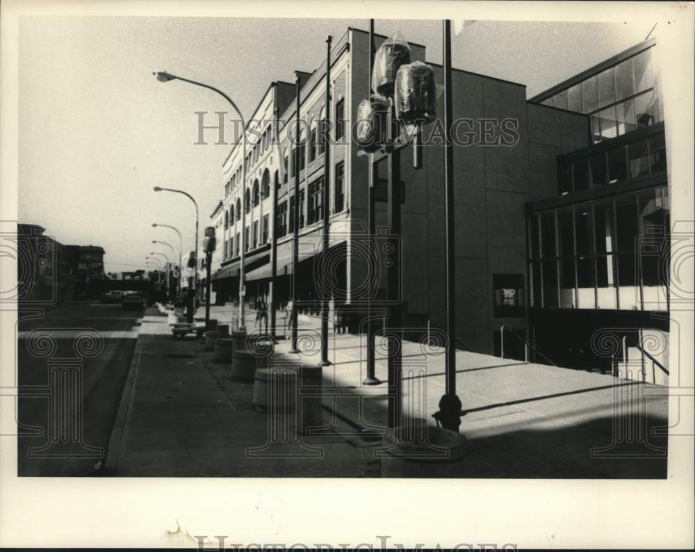 1984 Press Photo Lamp posts on State Street in downtown Schenectady, New York - Historic Images