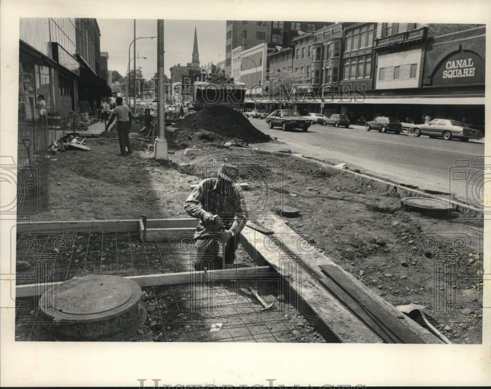 1984 Press Photo Crew building new sidewalk on State Street, Schenectady, NY - Historic Images