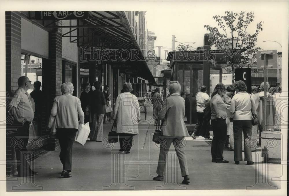 1985 Press Photo Pedestrians walk along State Street, Schenectady, New York - Historic Images