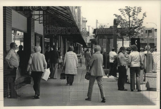 1985 Press Photo Pedestrians walk along State Street, Schenectady, New York - Historic Images