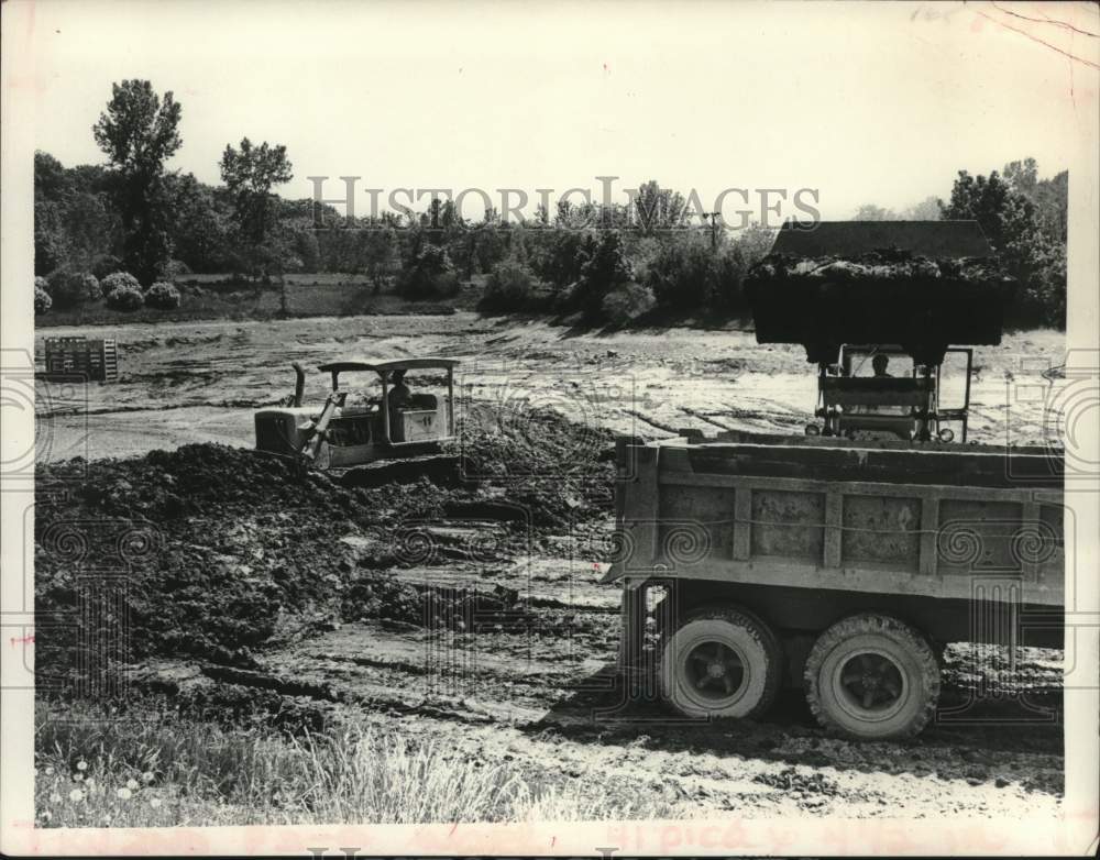 1978 Press Photo Crews clean Steinmetz Park Pond in Schenectady, New York - Historic Images