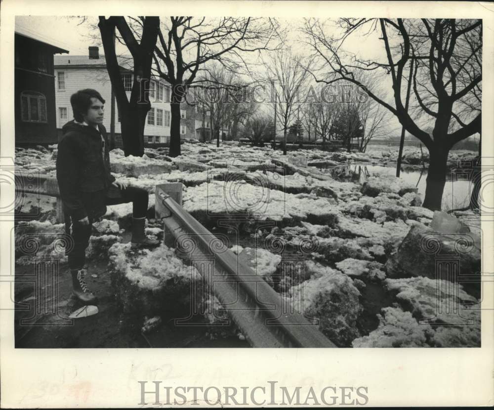 1979 Press Photo Kirk O&#39;Brien walks to work in Schenectady, New York - tua16897 - Historic Images