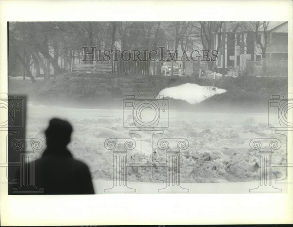 1993 Press Photo Fog over icy Mohawk River, Stockade area, Schenectady, New York - Historic Images
