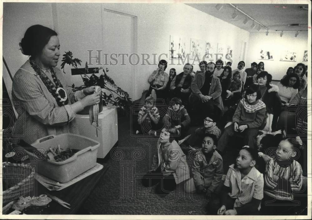 1977 Press Photo Bess Haile makes a corn doll at Schenectady, New York Museum - Historic Images