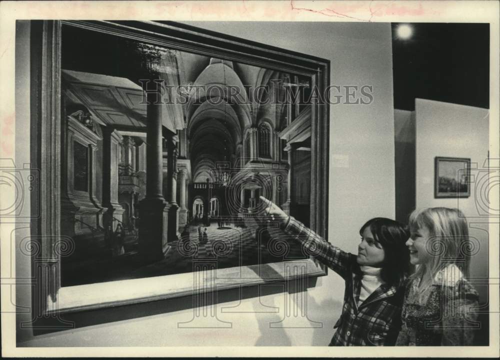 1977 Press Photo Children admire painting at Schenectady Museum in New York - Historic Images