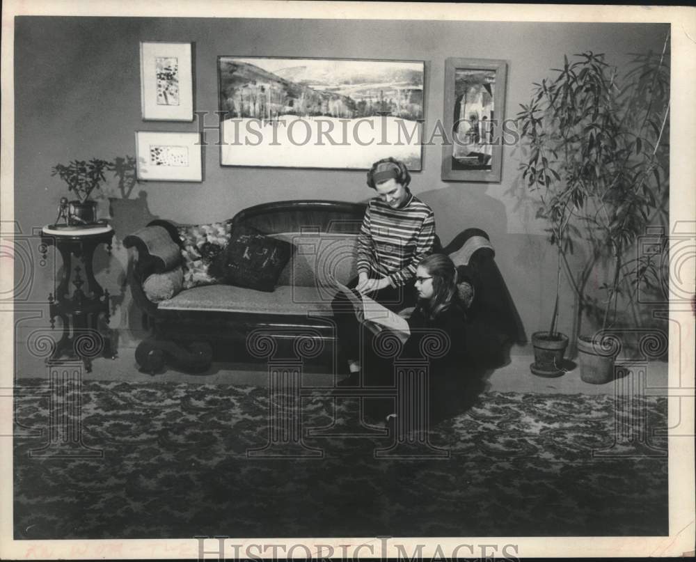 Press Photo Mother &amp; daughter reading at Schenectady Museum in New York - Historic Images