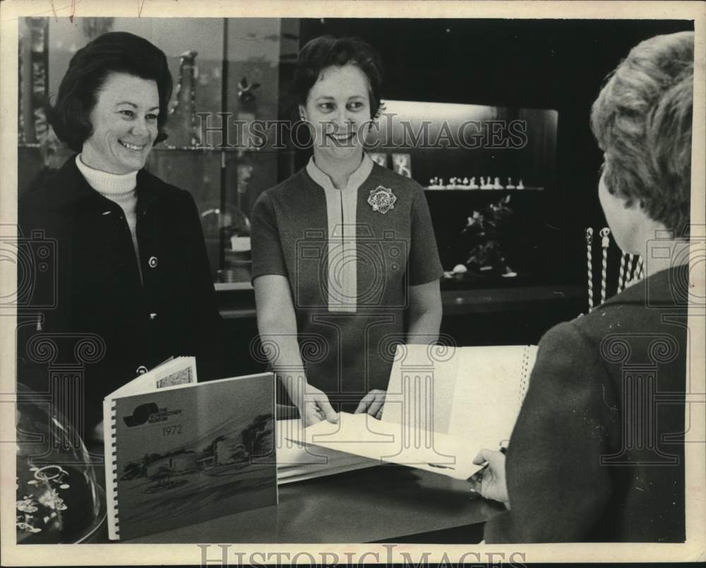 1981 Press Photo Staff assists guest at Schenectady Museum gift shop in New York - Historic Images