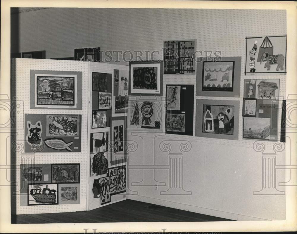 1962 Press Photo Children&#39;s art display at Schenectady Museum in New York- Historic Images