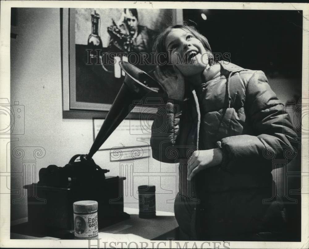 1977 Press Photo Margaret Stauffer &amp; Edison Phonograph, Schenectady, NY Museum - Historic Images